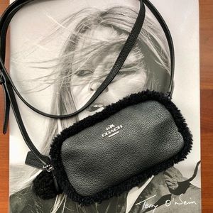 LOVELY COACH SHEARLING BLACK PEBBLE-LEATHER CROSSBODY BAG - POM POM F64706